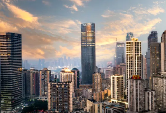 重庆精品酒店大堂，现代简约装修风格，温馨舒适，服务人员微笑迎接客人