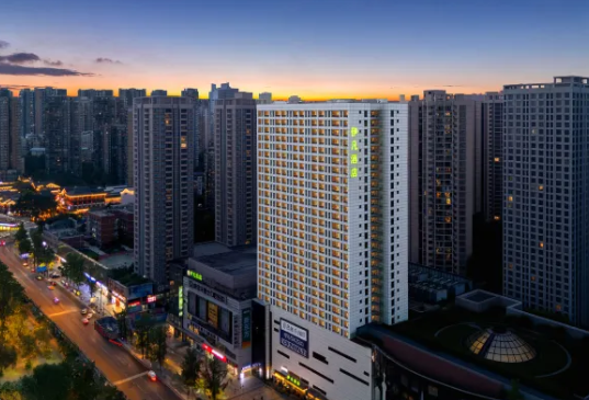 重庆历史建筑改造酒店外观，保留传统建筑风格，融入现代设施，文化底蕴深厚