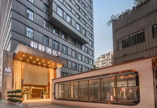 重庆南山观景酒店夜景，灯火通明的酒店建筑，可俯瞰重庆夜景，浪漫温馨