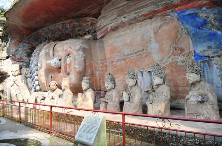 大足石刻造像群，精美的佛教石雕艺术，历史悠久，雕刻精美