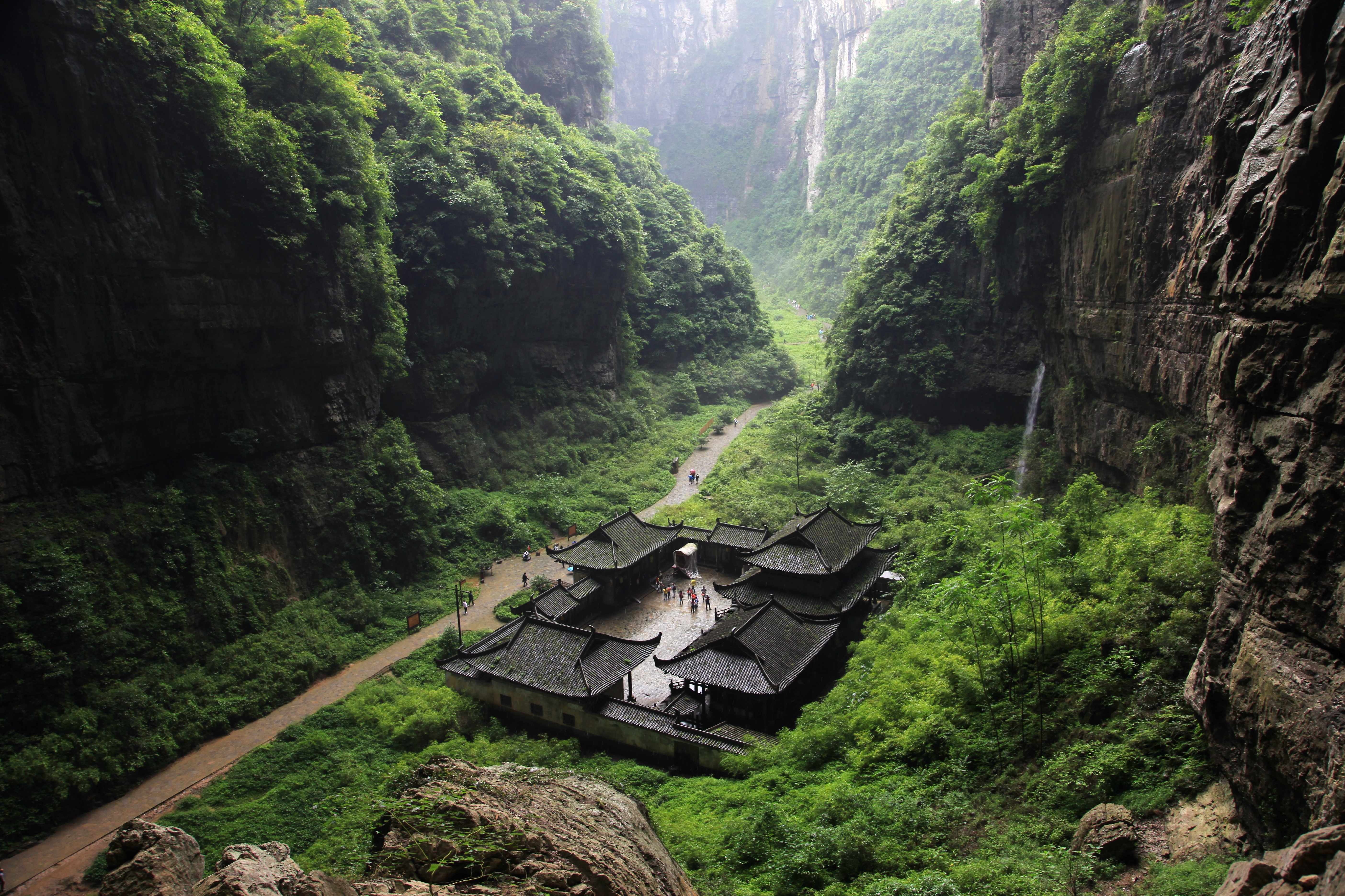 重庆洪崖洞夜景，灯火辉煌的吊脚楼建筑群，嘉陵江背景，游客众多