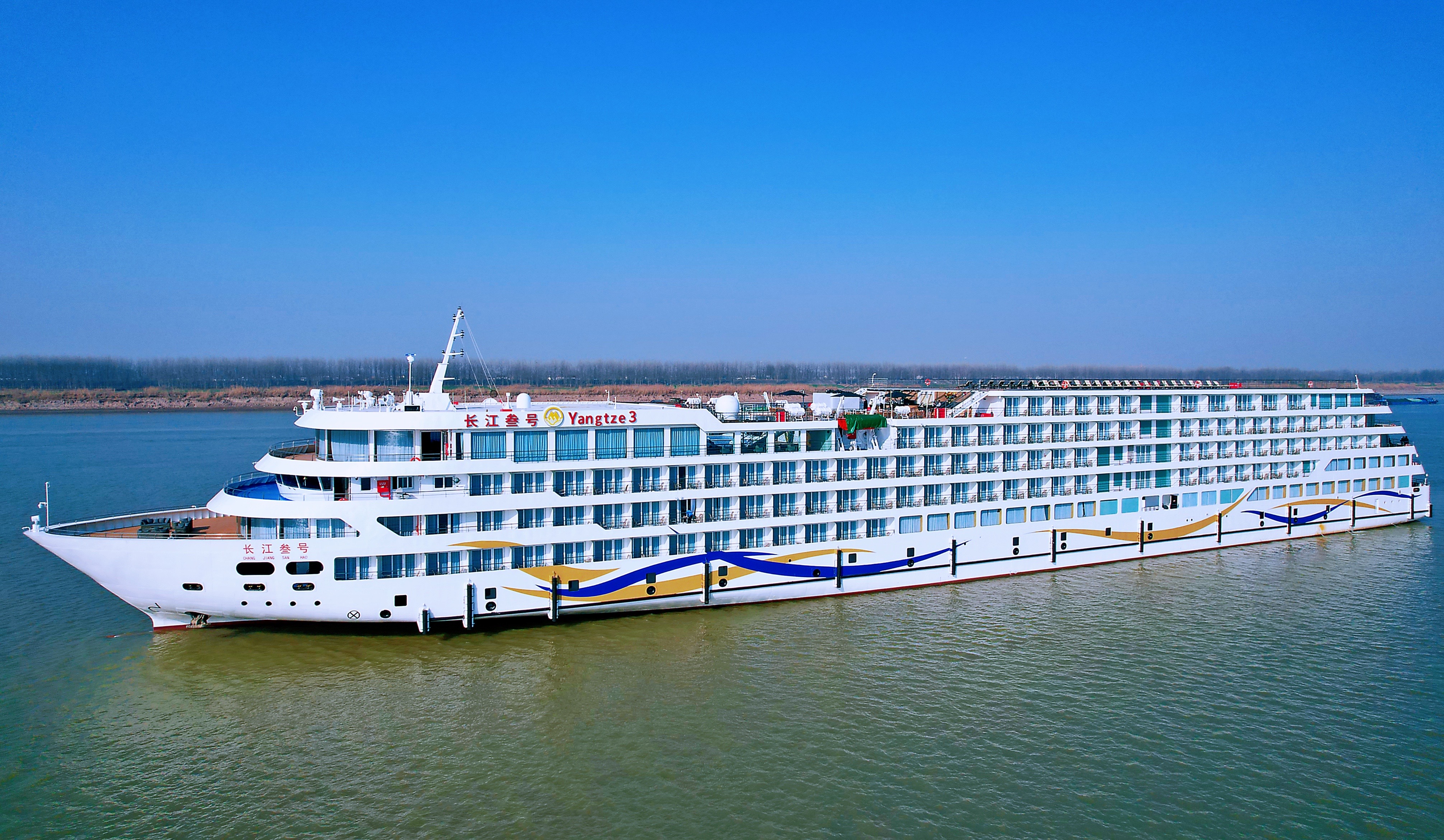 长江三峡豪华游轮外景，大型邮轮，多层甲板，夜晚灯光璀璨，停泊在江面