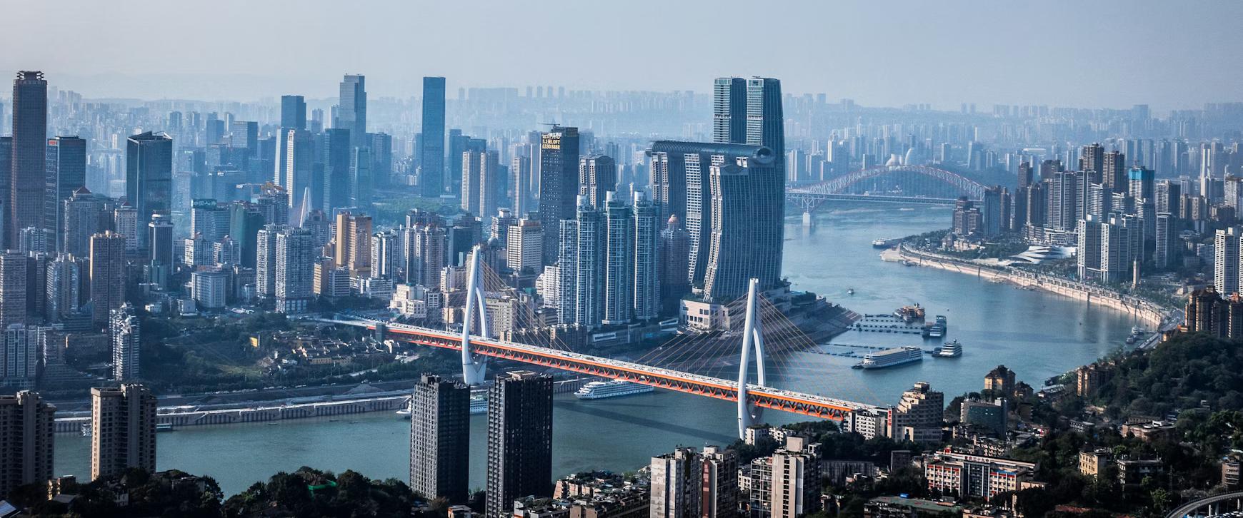 重庆城市全景，夜景灯光璀璨，两江交汇，渝中半岛地标建筑群，洪崖洞夜景，解放碑天际线